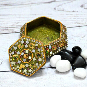 Regal Splendor: Multicolor Lakh Large Sindoor Dani