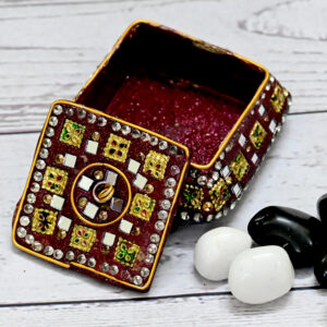 Royal Grace: Multicolor Lakh Large Sindoor Dani